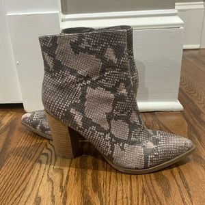 Heeled booties - snake skin